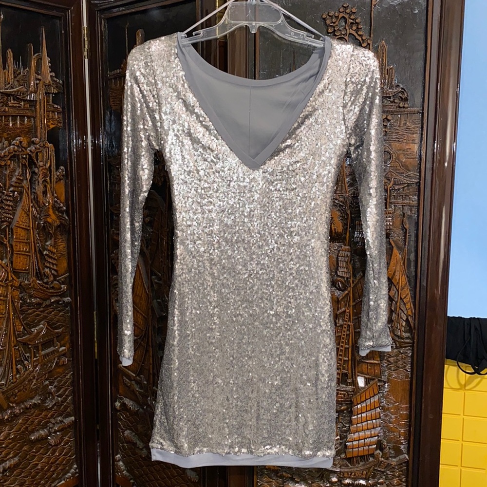 AIDEN Sequin dress silver fully lined size M.